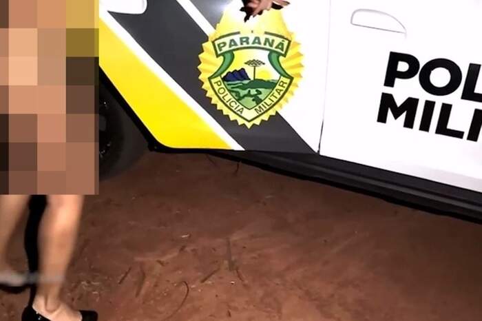 Mulher sendo conduzida até a viatura para procedimentos não oficiais