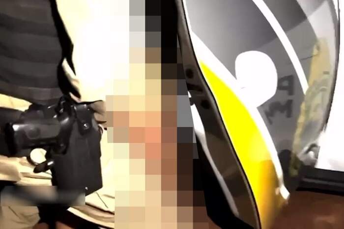 Policial militar realizou o ato com a arma na cintura