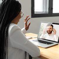 Une interview en ligne se produit lorsque les candidats et les recruteurs se réunissent presque via des sites de conférence vidéo.