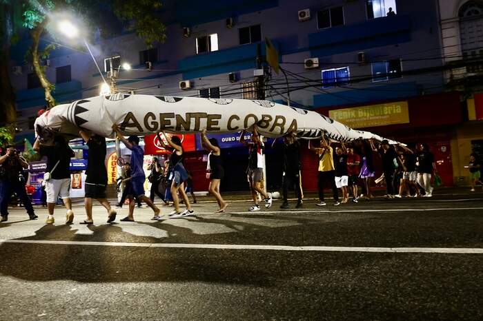 Instalação “A gente cobra”, em Belém, durante ação por justiça climática na COP30.