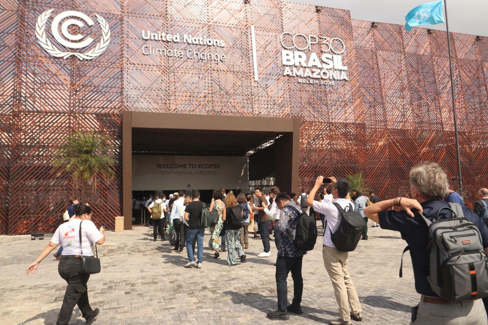 Países discutem solução para combustível fóssil e desmatamento ilegal
