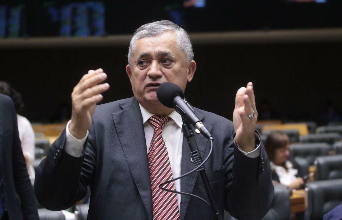 Lula convenceu o Flávio 'a fazer o L', diz José Guimarães sobre PEC 6x1 - Foto