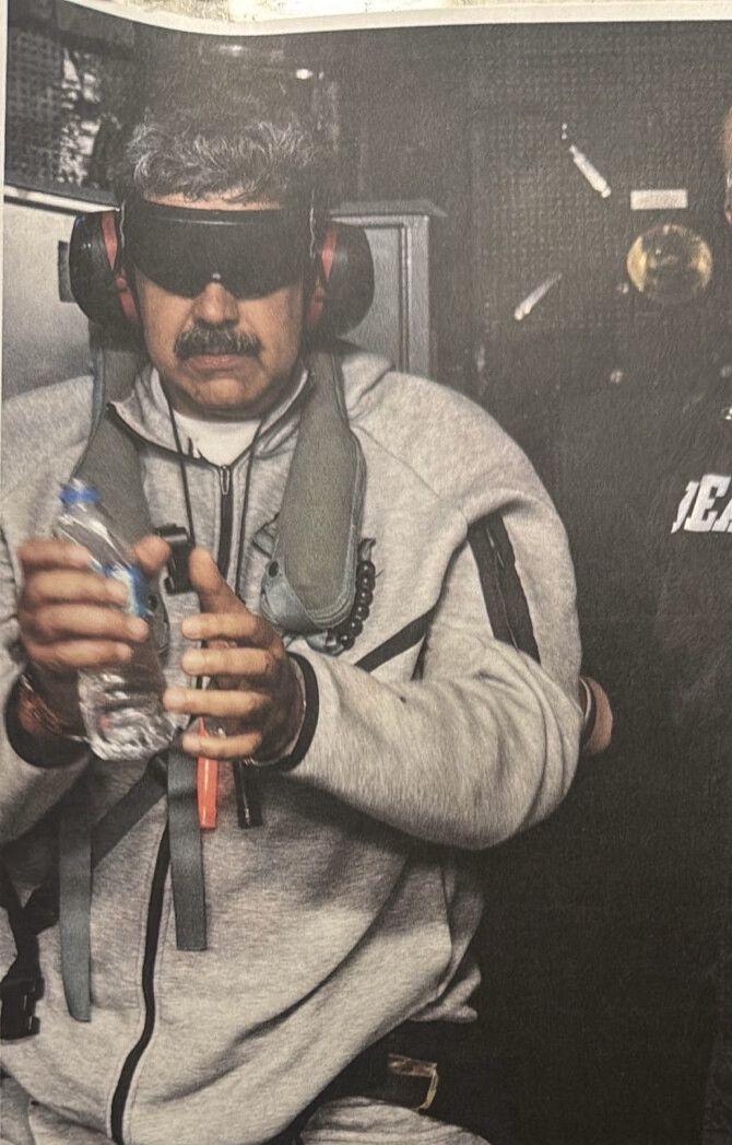 Nicolás Maduro com expressão séria em tribunal americano após ser preso por narcotráfico internacional.