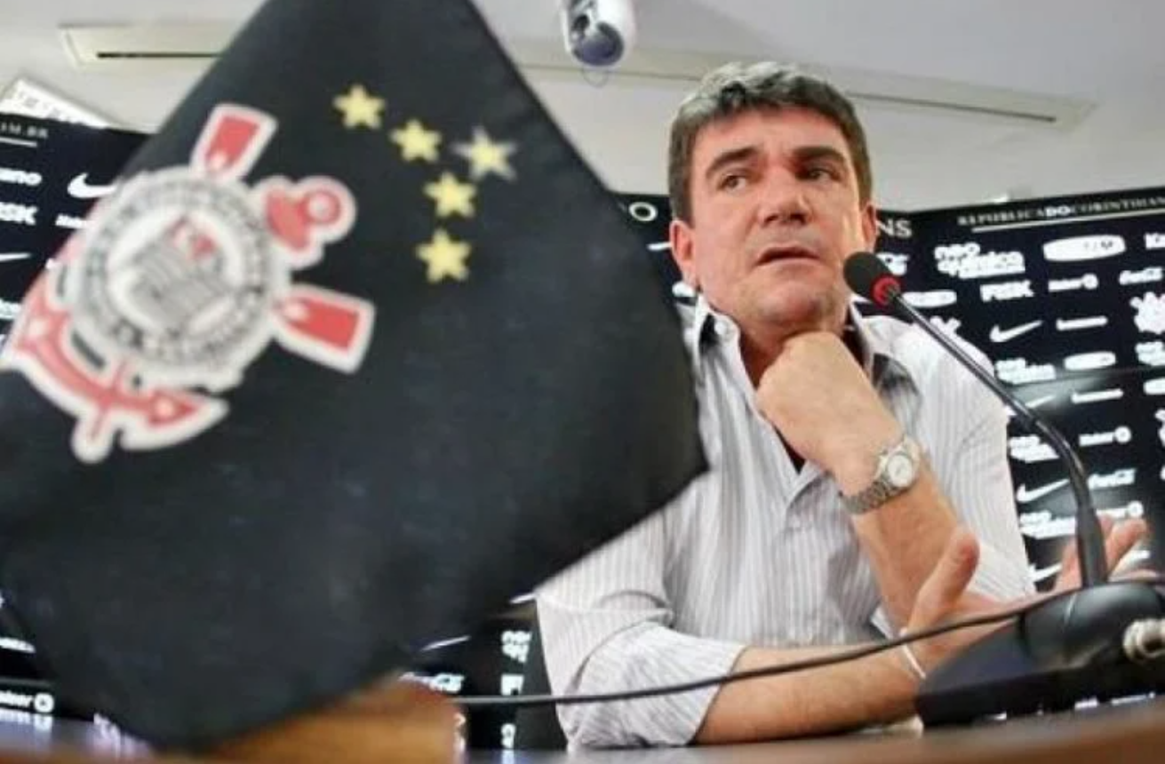 Andrés Sanchez é expulso do Corinthians e torcida festeja nos arredores do Parque São Jorge