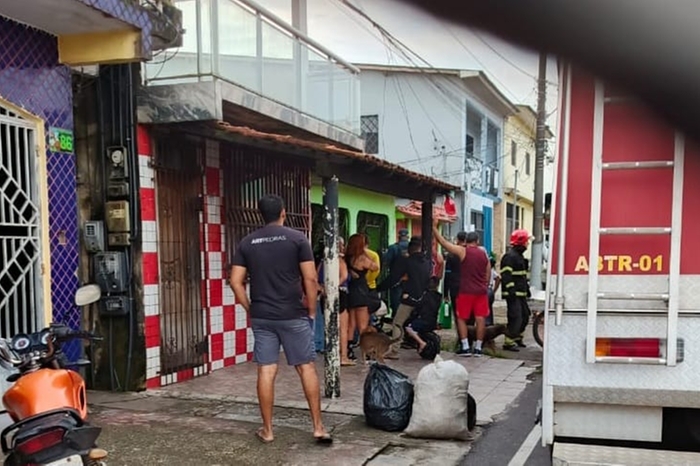 Um homem, ainda não identificado, foi preso na manhã desta sexta-feira (13) após assassinar a irmã gêmea e atear fogo na residência em que viviam, no bairro da Agulha, em Icoaraci, distrito de Belém