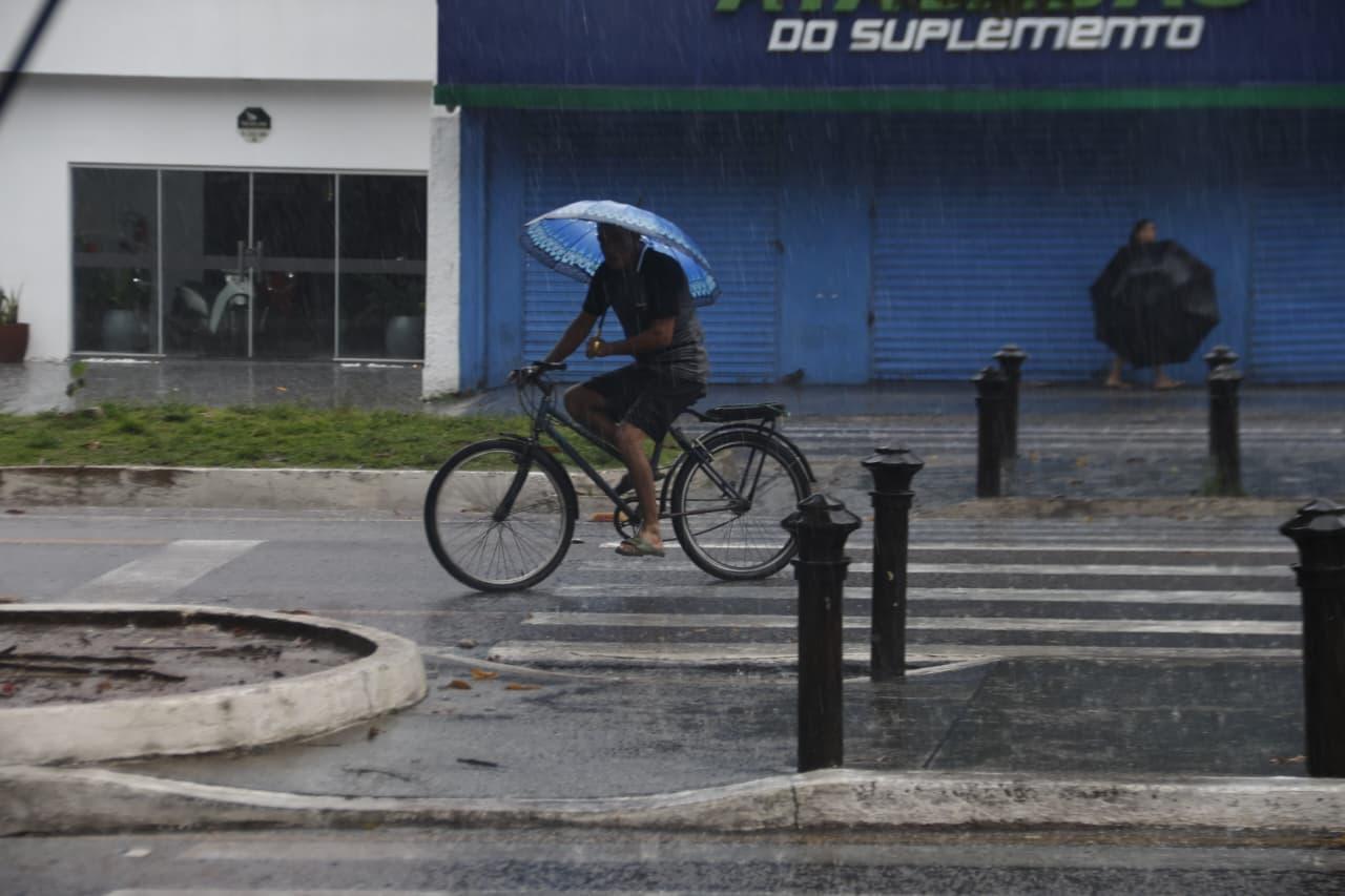 Chuva intensa é registrada em Belém e deixa tempo nublado nesta segunda-feira (25)