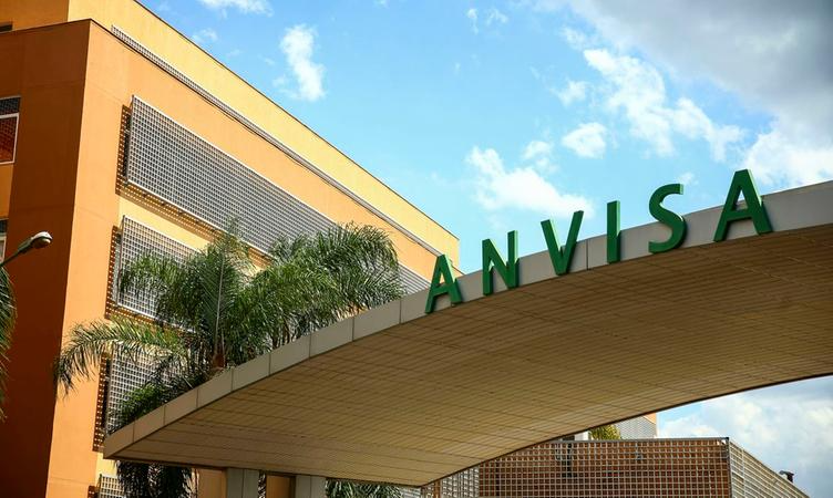 Anvisa proíbe produto para unhas que promete eliminar fungos; saiba qual