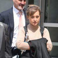 Allison saindo do tribunal em Nova York, na segunda-feira, 8.