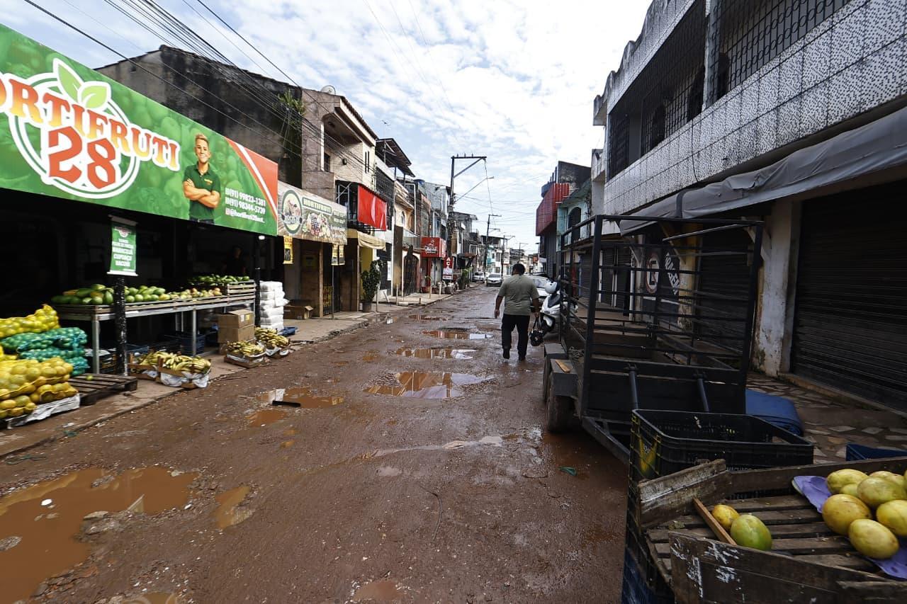Feira do Entroncamento, em Belém, sofre com abandono e buraqueira na rua 23 de Agosto
