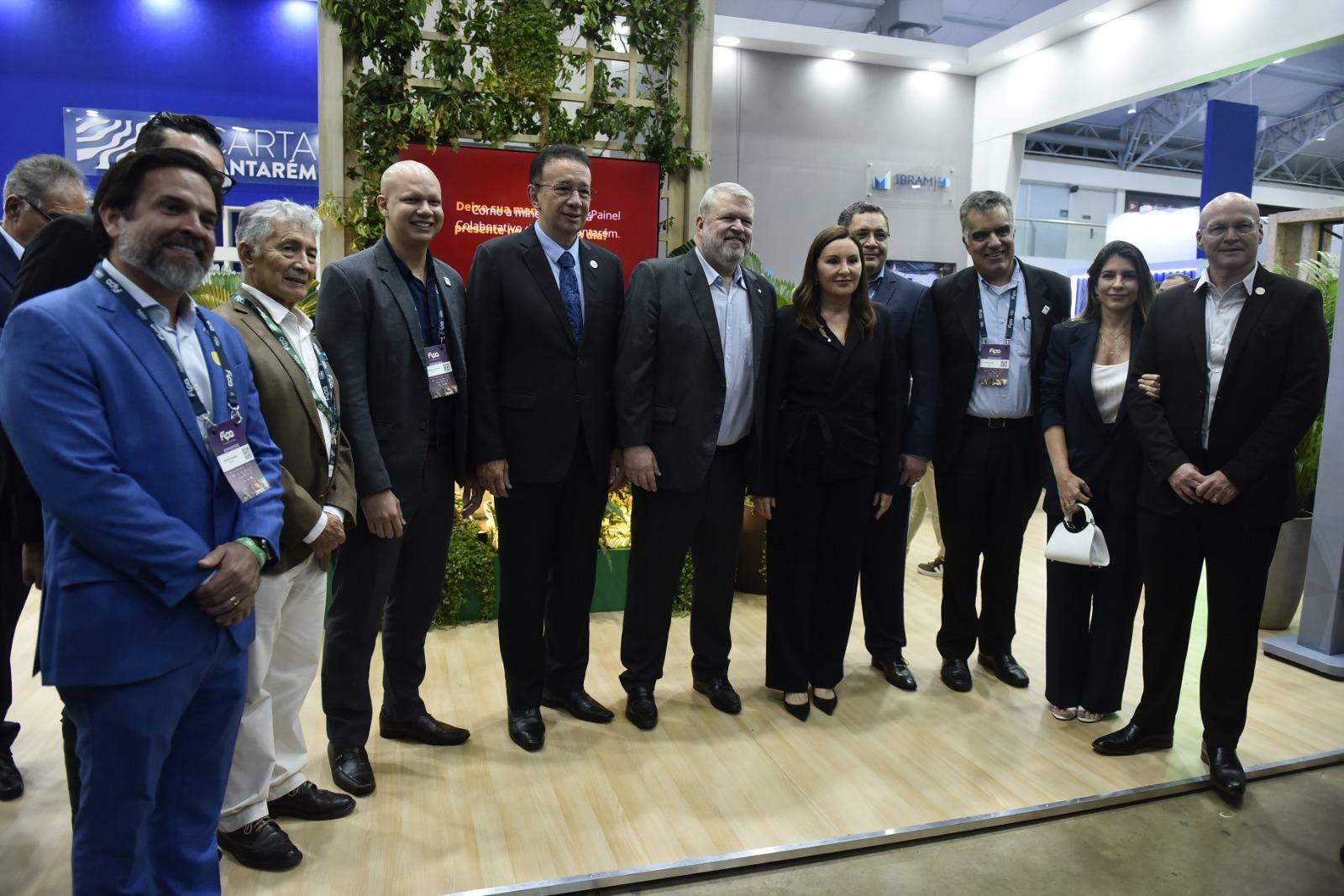 Executivos e lideranças empresariais ao lado da governadora Hana Ghassan na abertura da Fipa 2026, em Belém, evento que reúne as inovações das indústrias no Pará