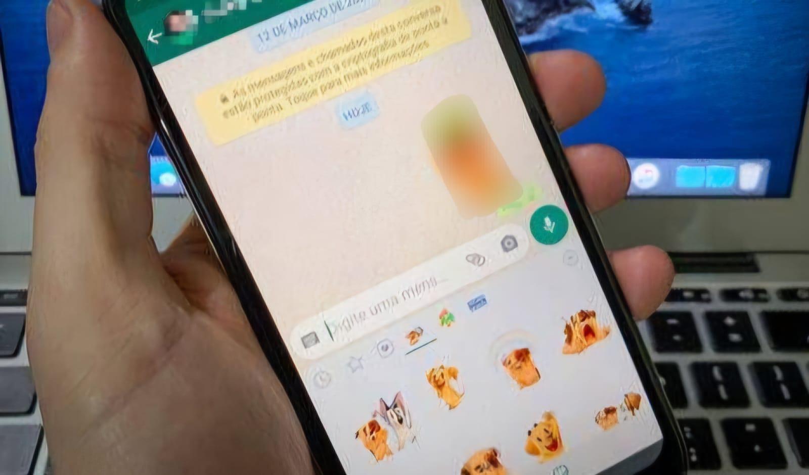 Mulher será indenizada após colega de trabalho criar figurinha com o seu rosto e espalhar na web
