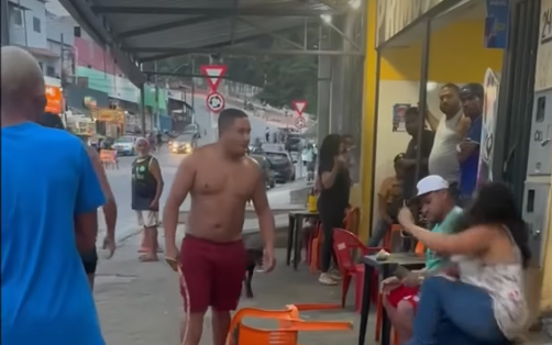 Mulher é agredida com golpes de chicote em frente a bar; homens só assistem e não reagem