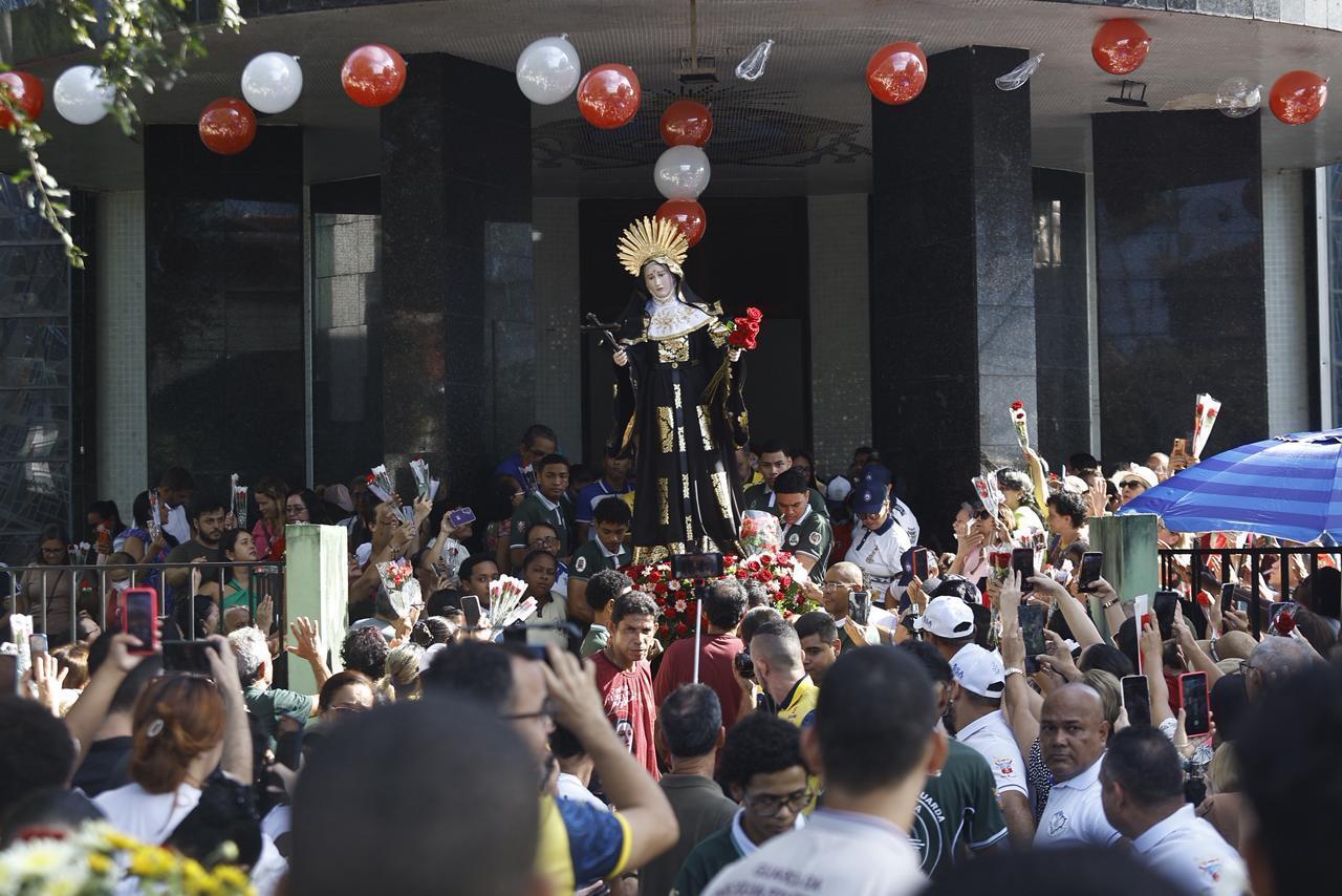 Dia de Santa Rita de Cássia: Procissão das Rosas reúne centenas de fiéis em Belém