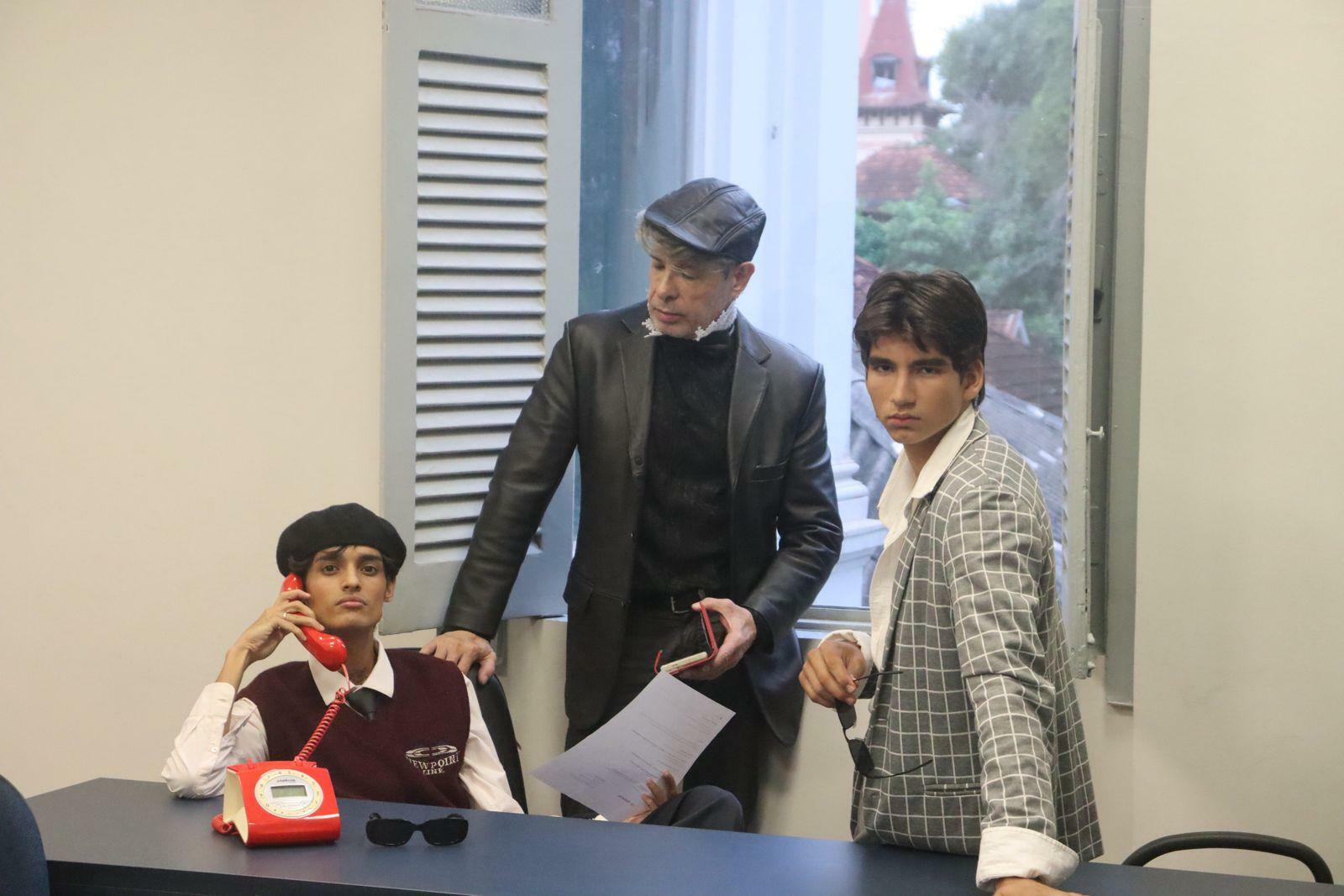 Fenômeno de se vestir para o cinema inspira ensaio com couro de pirarucu em Belém