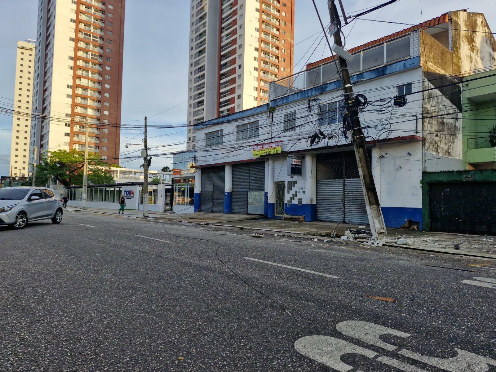 Colisão atinge poste e espalha fios em cruzamento no bairro do Telégrafo, em Belém