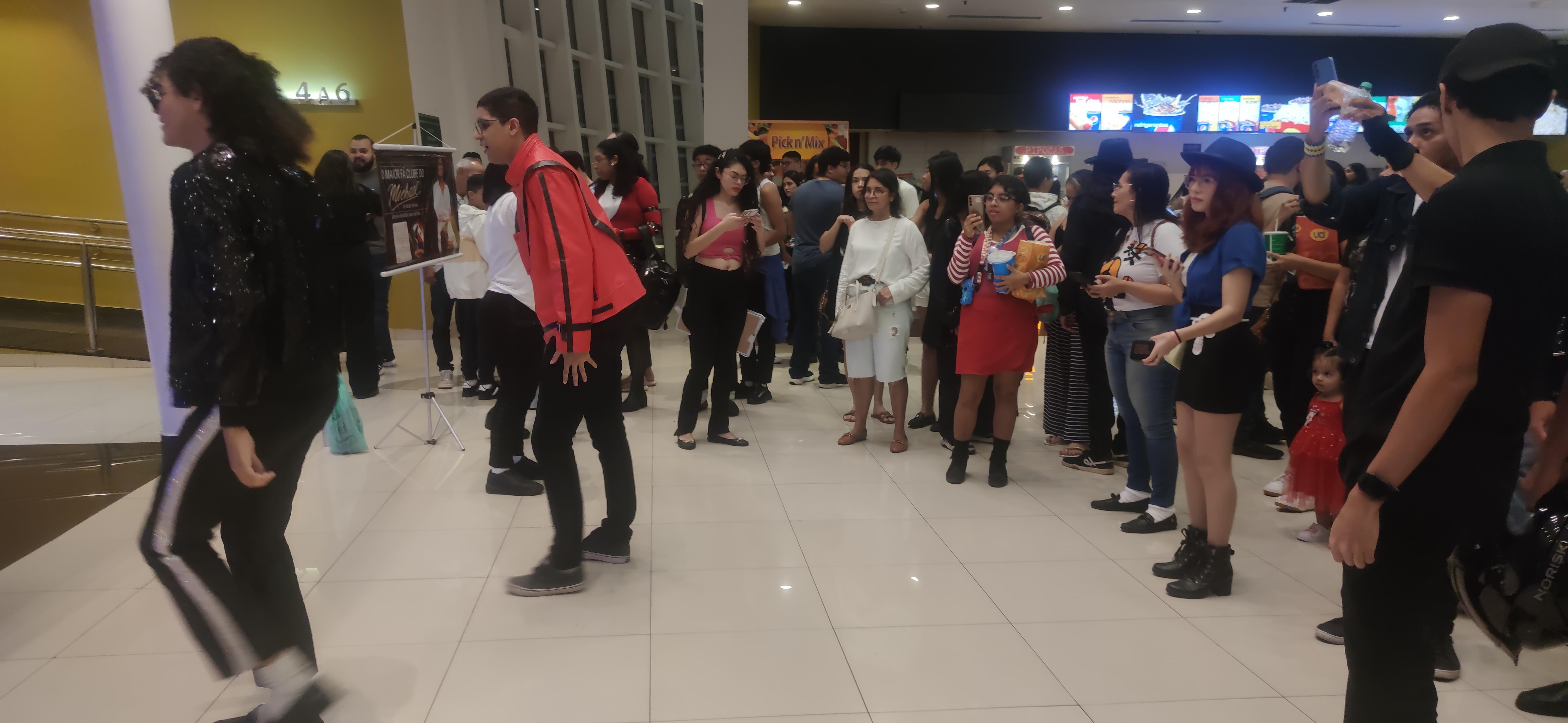 Fãs de Michael Jackson transformam sessão de cinema em celebração ao legado do artista em Belém