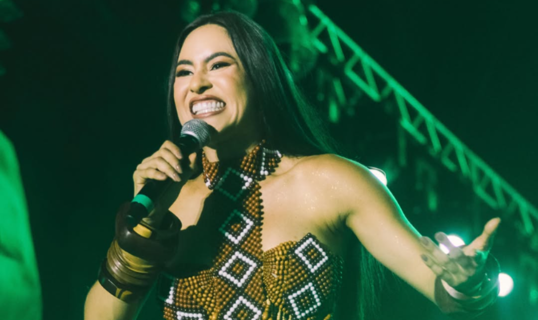 VÍDEO: Isabelle Nogueira entra ao som de rock doido e agita Festival da Cunhã