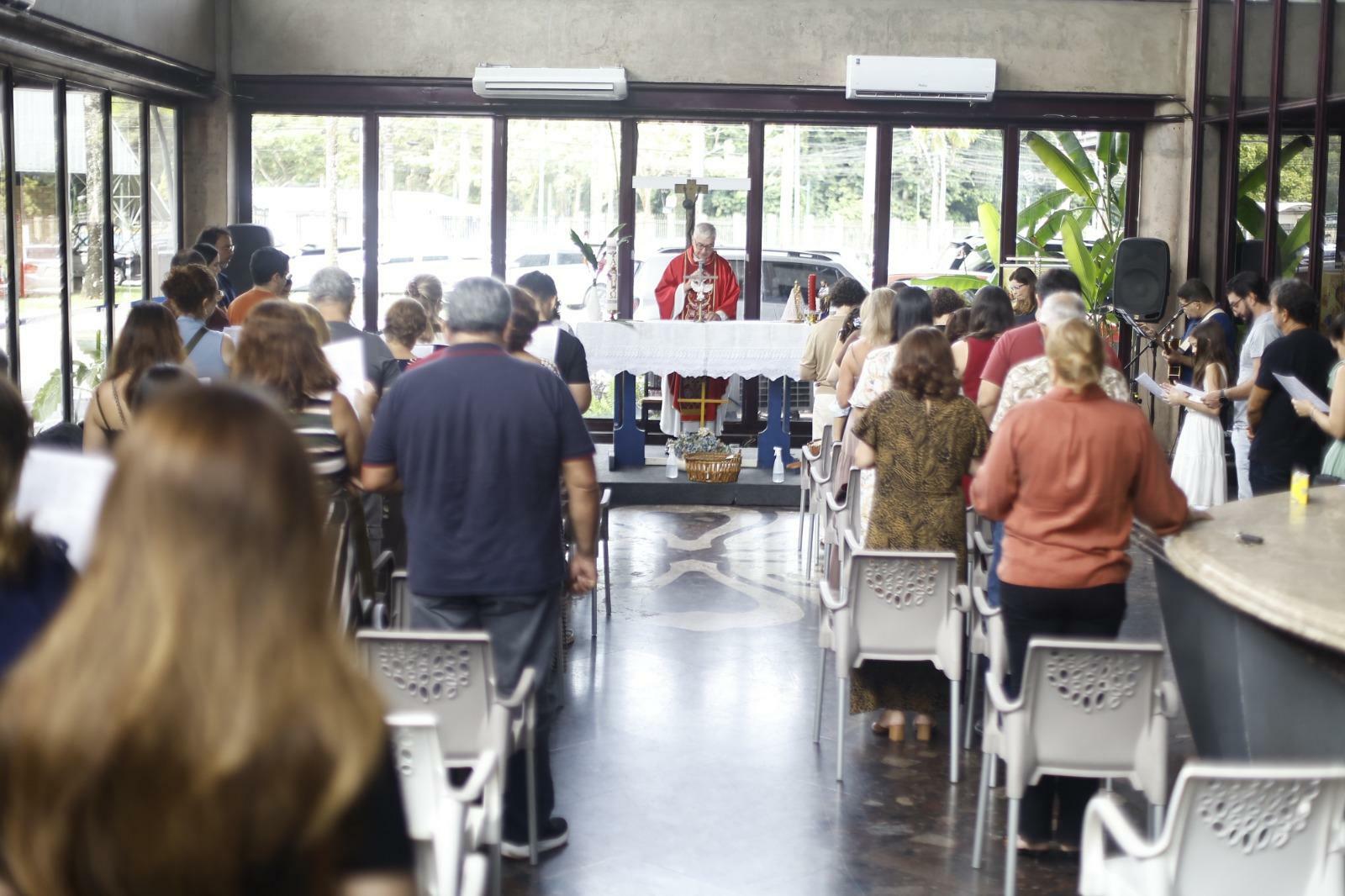 Padre Cláudio Pighin celebra fim do ciclo pascal e reforça vinda do Espírito Santo