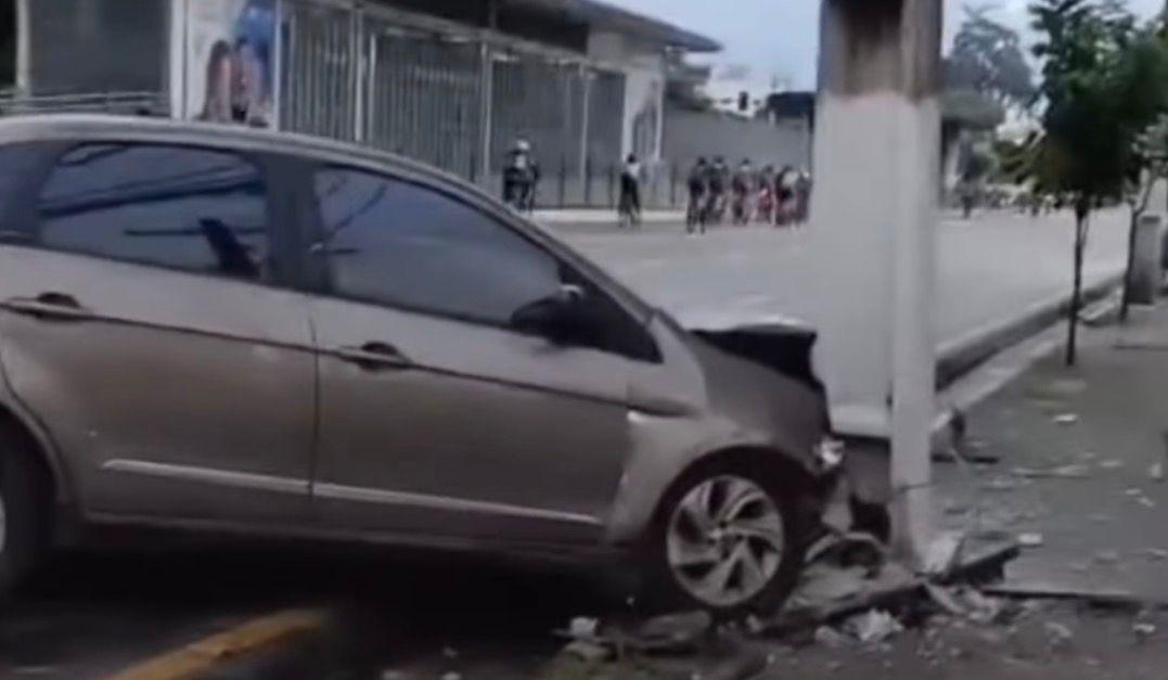 Carro perde controle e atinge poste na avenida Almirante Barroso, em Belém