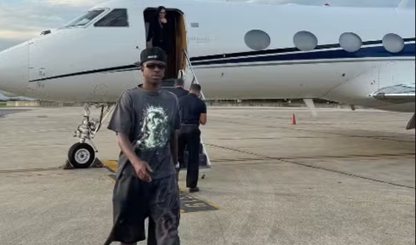 Vini Jr. chega ao Rio de Janeiro para passar dias de folga