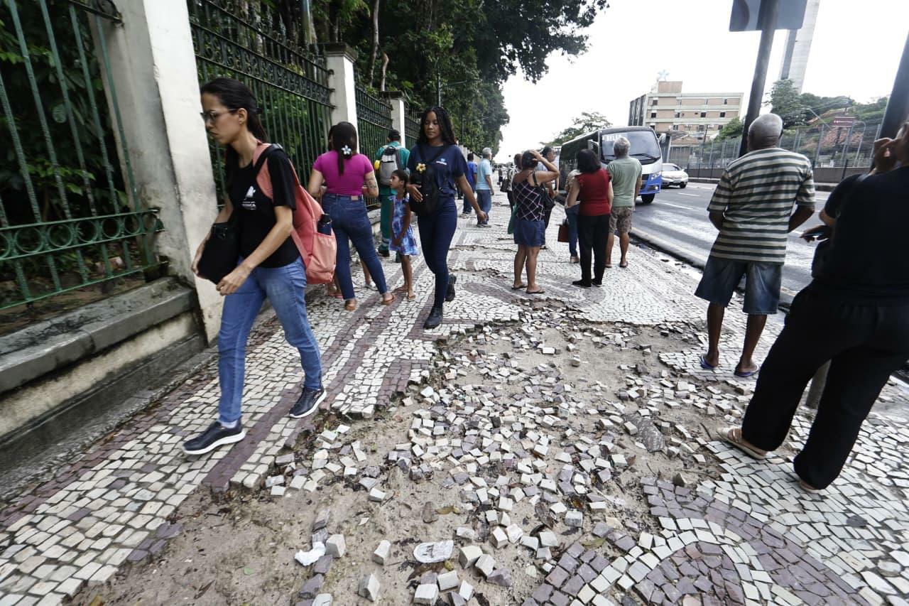 Calçadas danificadas no entorno do Bosque Rodrigues Alves preocupam pedestres em Belém