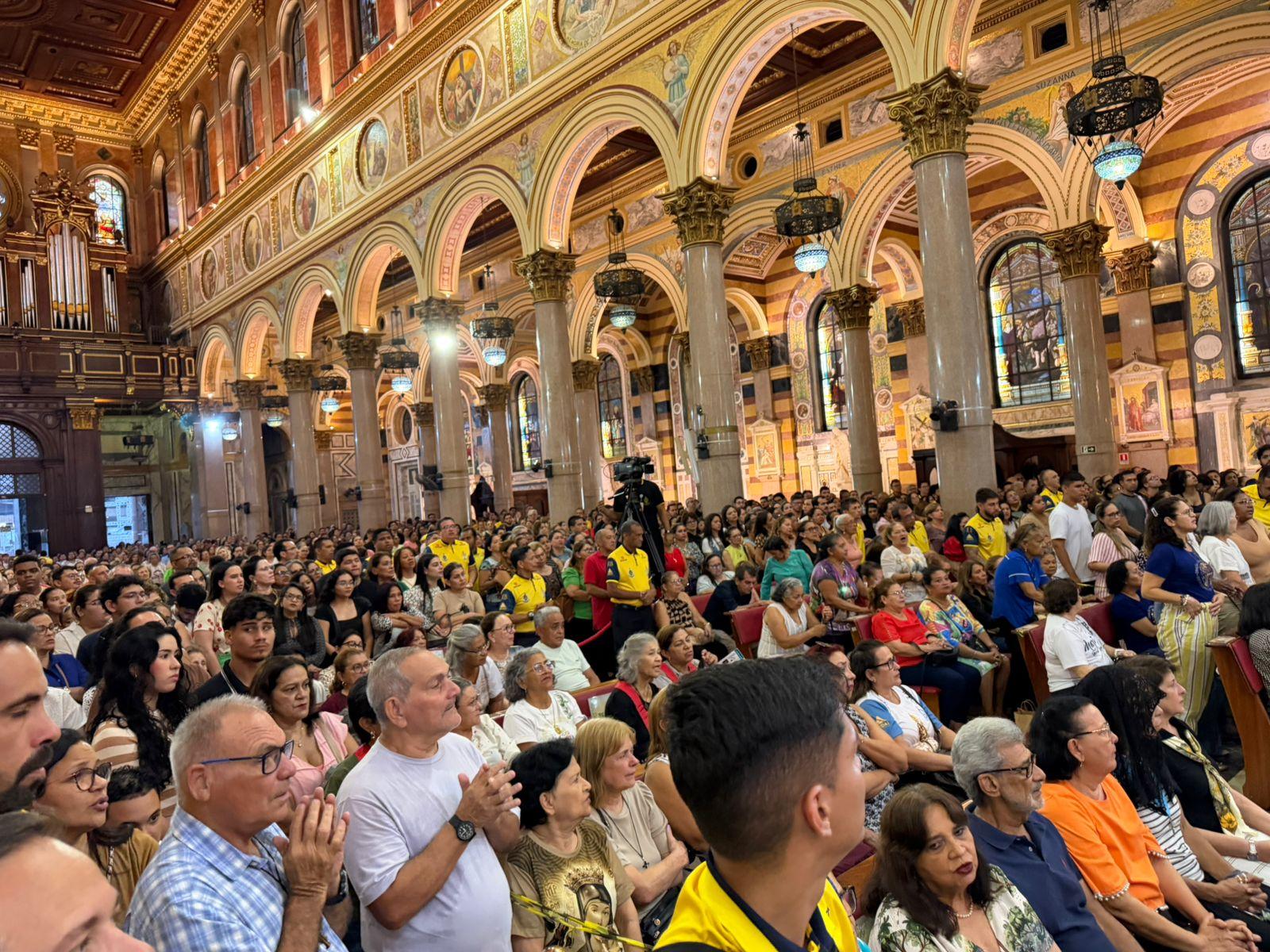 Basílica de Nazaré fica lotada e fiéis aguardam a Descida do Glória em Belém