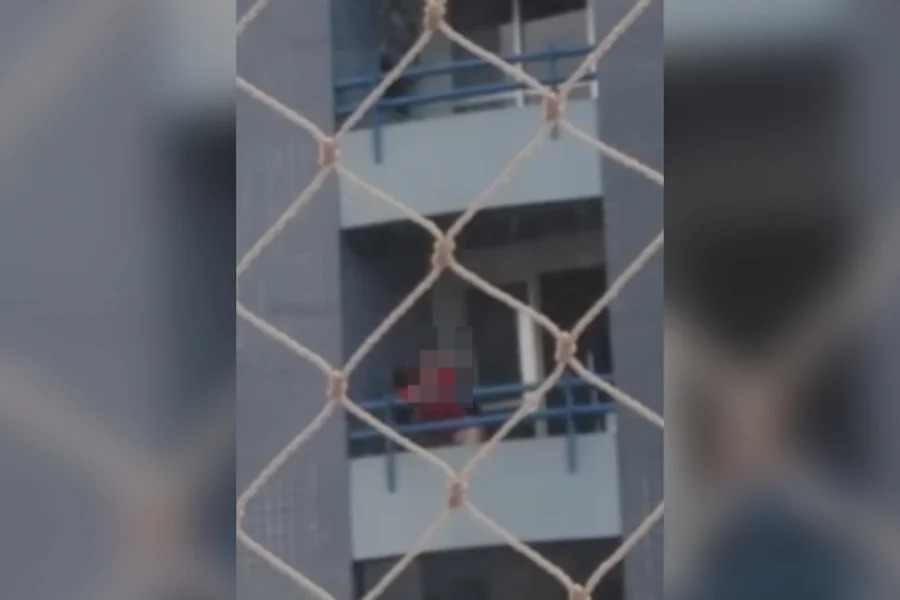 Casal é flagrado fazendo sexo em sacada de apartamento e vizinhos acionam polícia