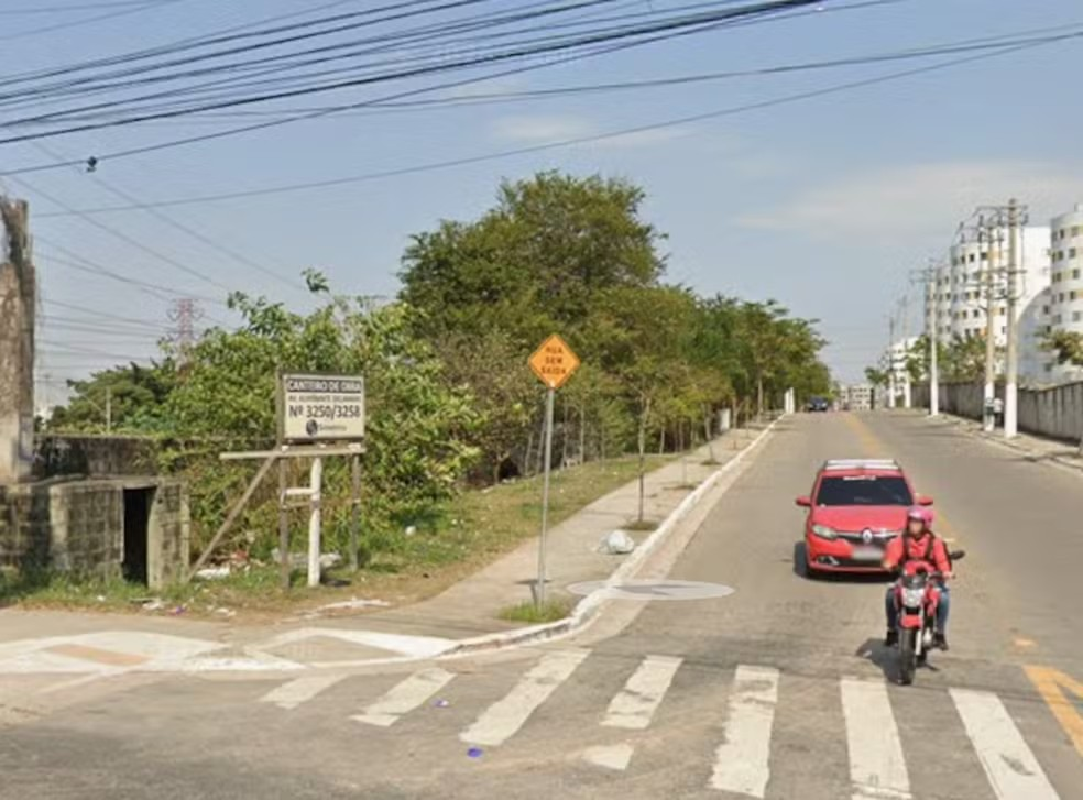 Três corpos são encontrados em terreno; vegetação com forte odor chamou atenção