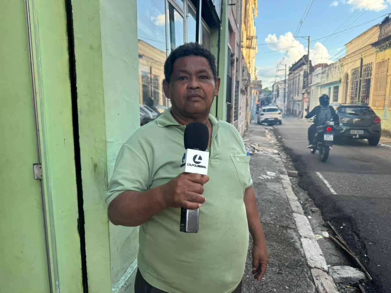 Comerciante Evandro Brasil reclama de desnível de calçada e buraco aberto na rua Riachuelo