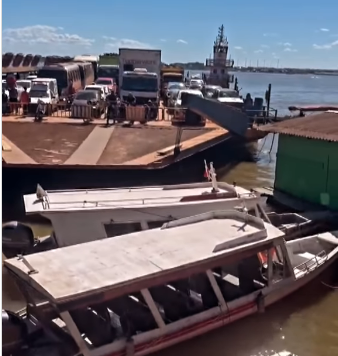 Balsa perde controle e avança contra voadeiras no Porto de Miritituba, em Itaituba