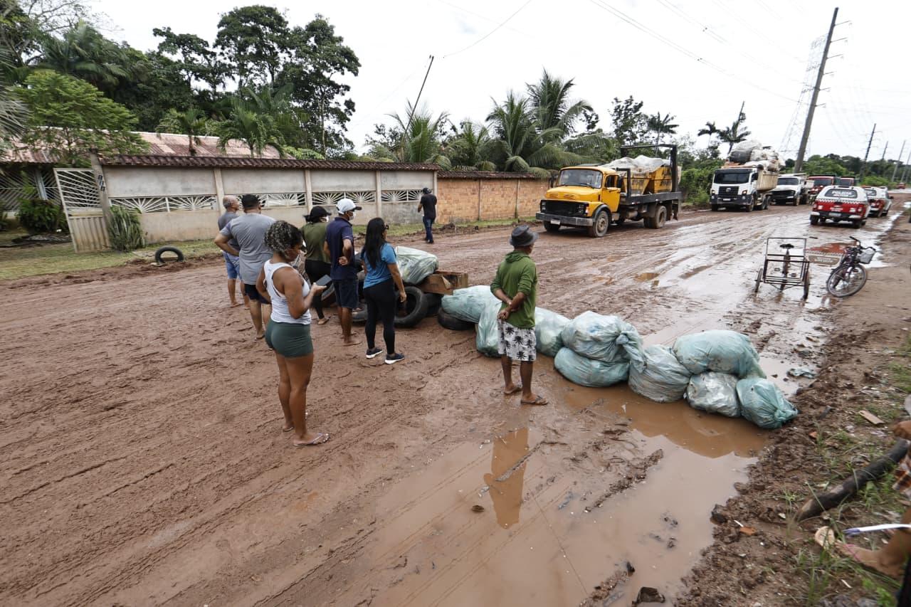 Em protesto, moradores interditam estrada que dá acesso ao lixão do Aurá