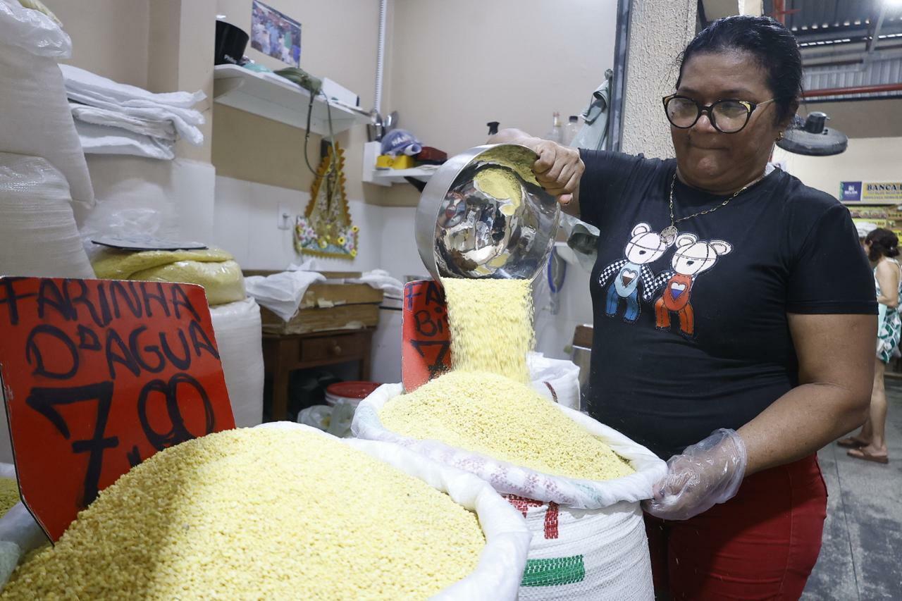 Preço da farinha de mandioca recua em Belém, mas vendedores avaliam queda como tímida