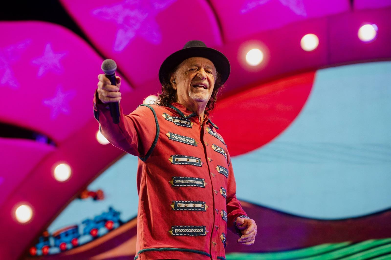 Alceu Valença canta com girassóis em Belém em turnê dos 80 anos