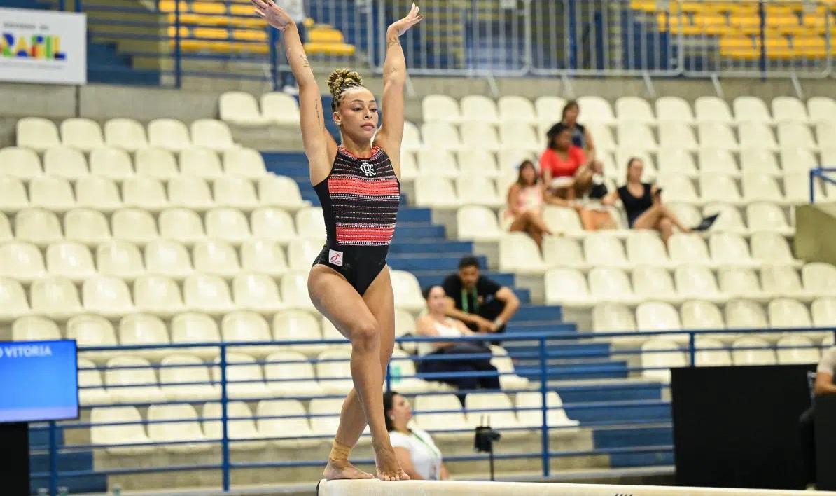 Lorrane Oliveira sofre queda feia durante etapa da Copa do Mundo de ginástica e tem trauma cervical