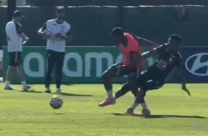 VÍDEO: Casemiro dá carrinho em Endrick durante treino da Seleção e lance repercute