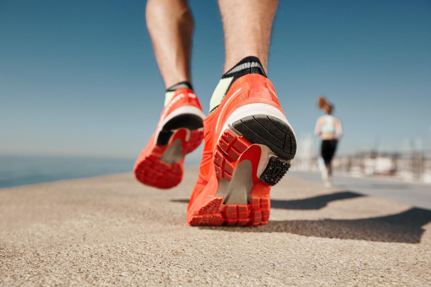 Vai correr a Corrida do Sal? Saiba como escolher o tênis ideal e evitar erros comuns