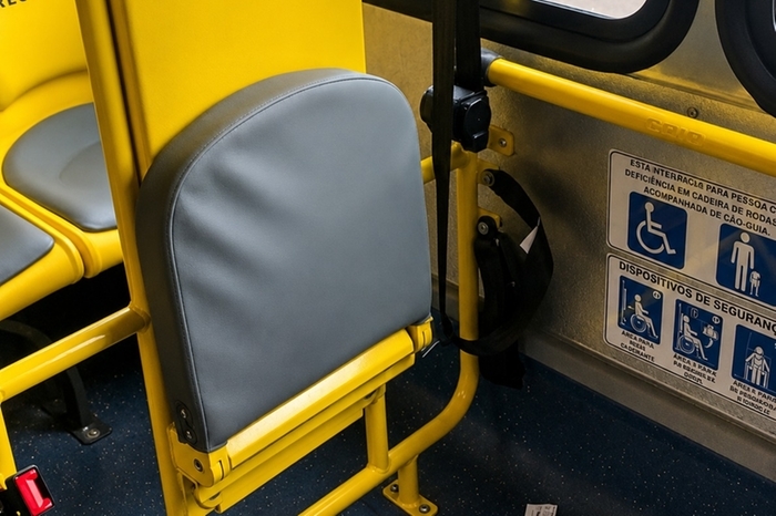 Sinalização visual reforça a prioridade e o direito à acessibilidade no transporte municipal