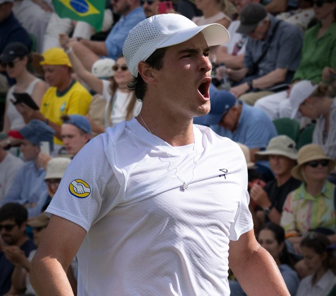 João Fonseca abre a rodada de sexta-feira pelo torneio de Wimbledon e enfrenta tenista russo
