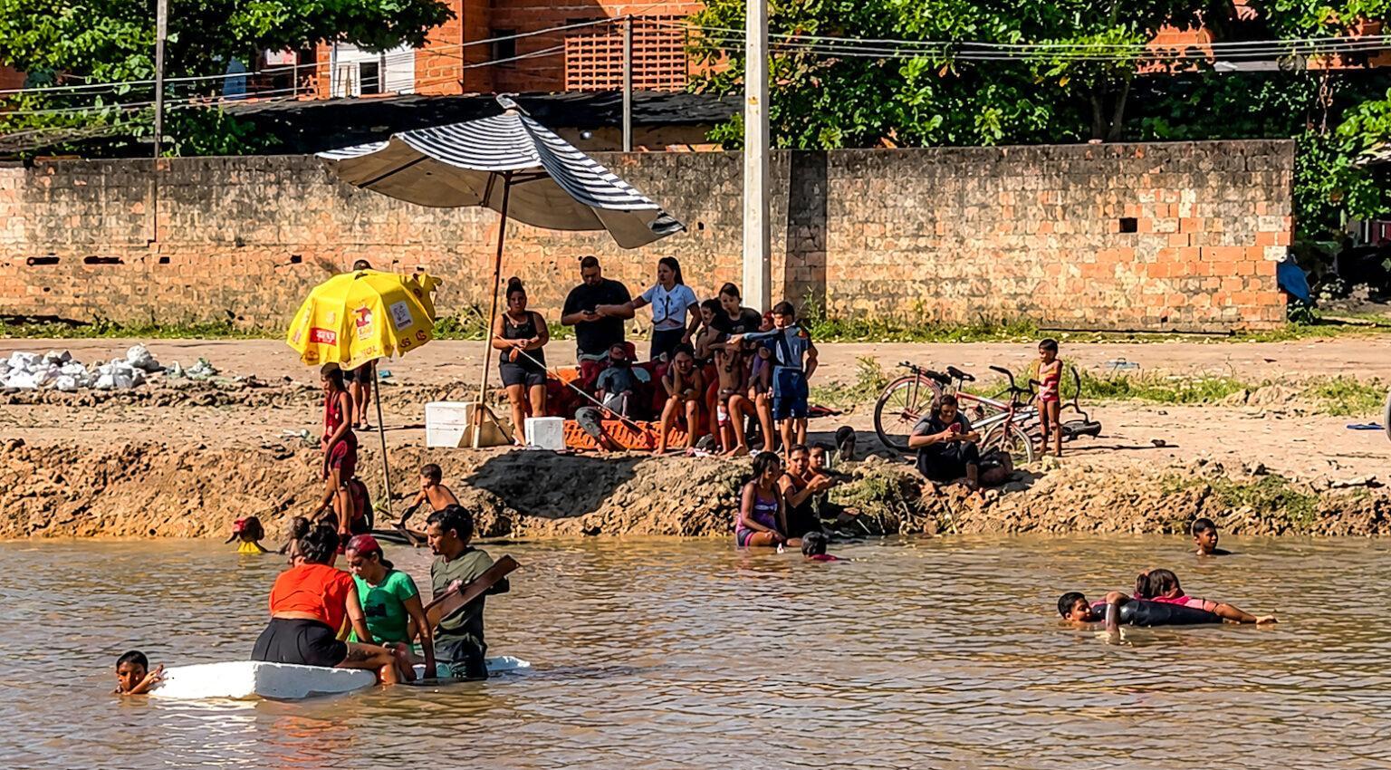 Prefeitura intensifica ações conscientização em saúde no entorno do Canal do Tucunduba - QTU Questões do Universo