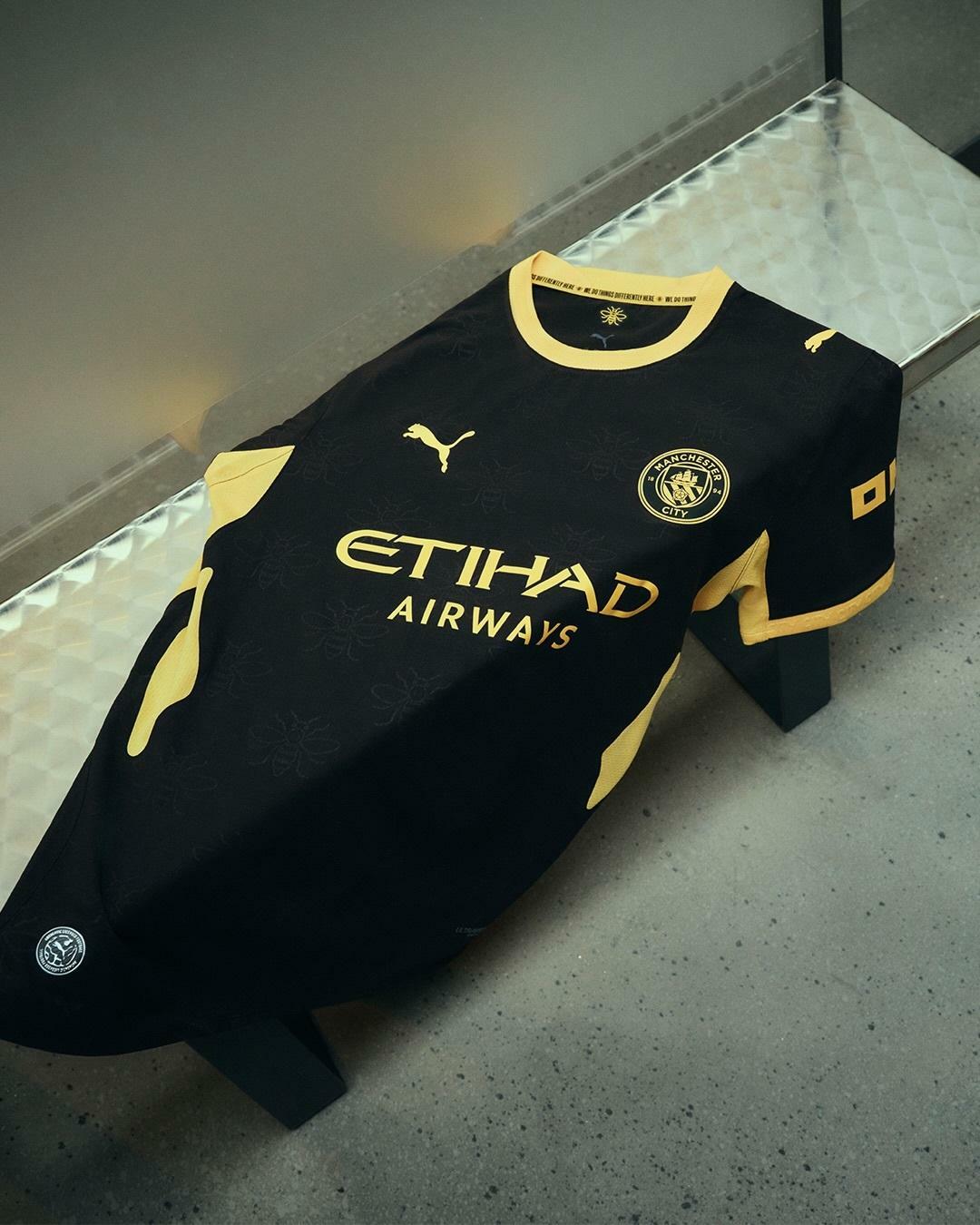 Manchester City revela novo uniforme e se inspira em símbolo histórico da cidade - QTU Questões do Universo