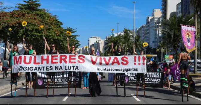 Mulheres vão às ruas pela votação de projeto de lei que equipara a misoginia a crime inafiançável - QTU Questões do Universo