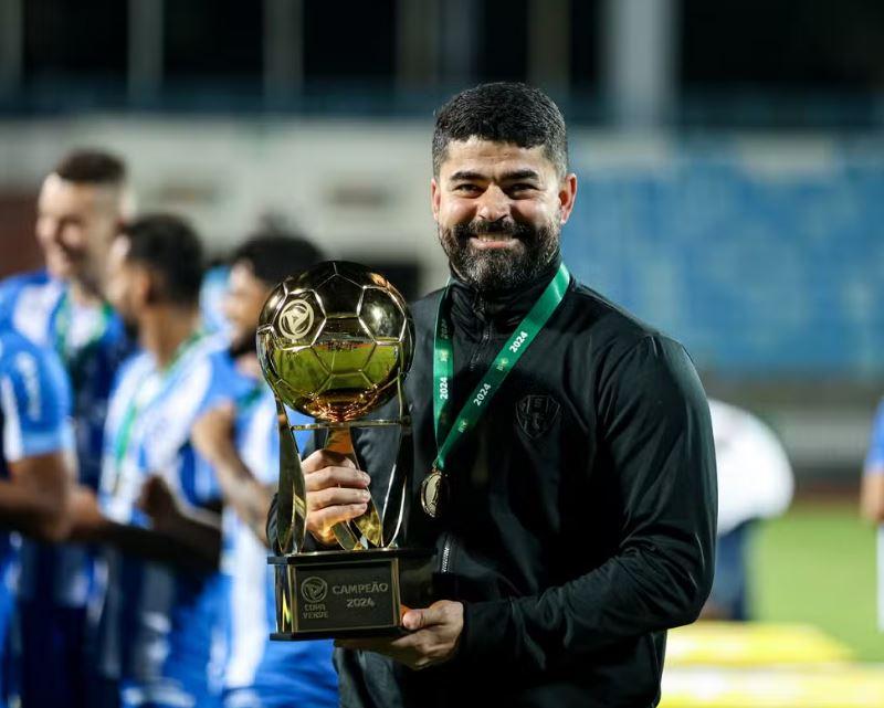 Paysandu tenta retorno de Ari Barros, mas trava no salário