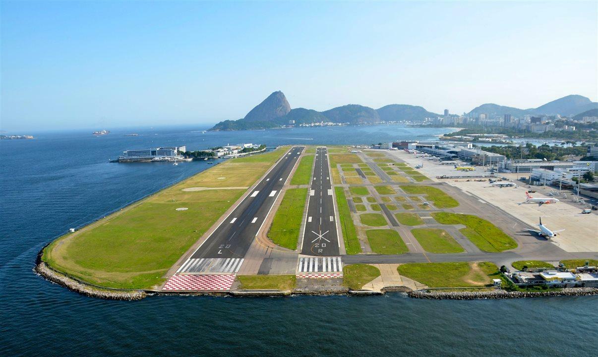 Jatinho que derrapou no Aeroporto Santos Dumont é içado pelos bombeiros - QTU Questões do Universo