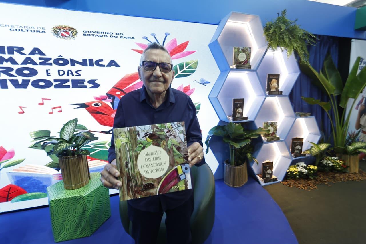 Emocionado, Luiz Peixoto Ramos, um dos homenageados, celebra abertura da Feira do Livro após décadas - QTU Questões do Universo