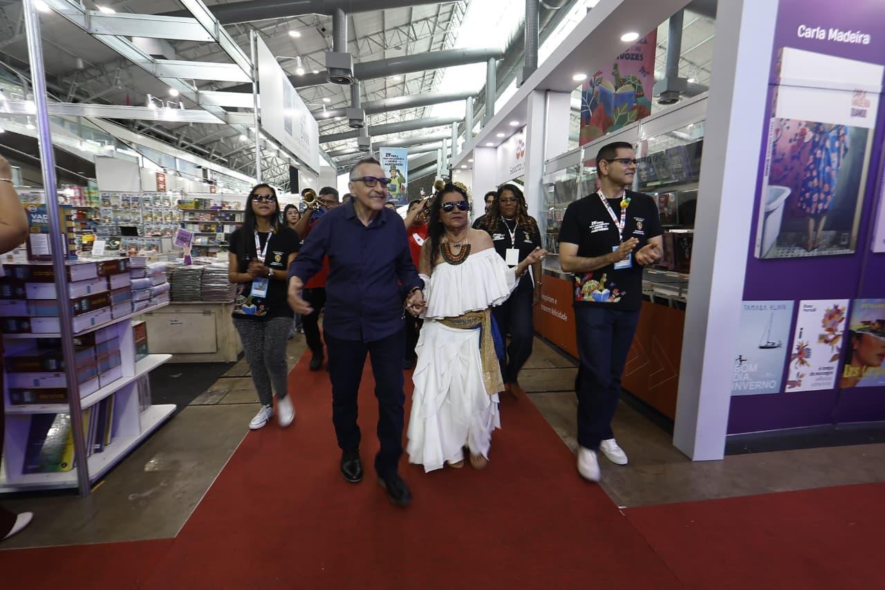 Feira Pan-Amazônica do Livro começa com homenagens e movimento no Hangar, em Belém - QTU Questões do Universo