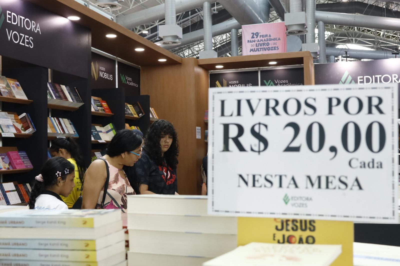 29ª Feira do Livro: 2º dia inicia com movimento tranquilo, obras promocionais e canto para Jabutigão - QTU Questões do Universo