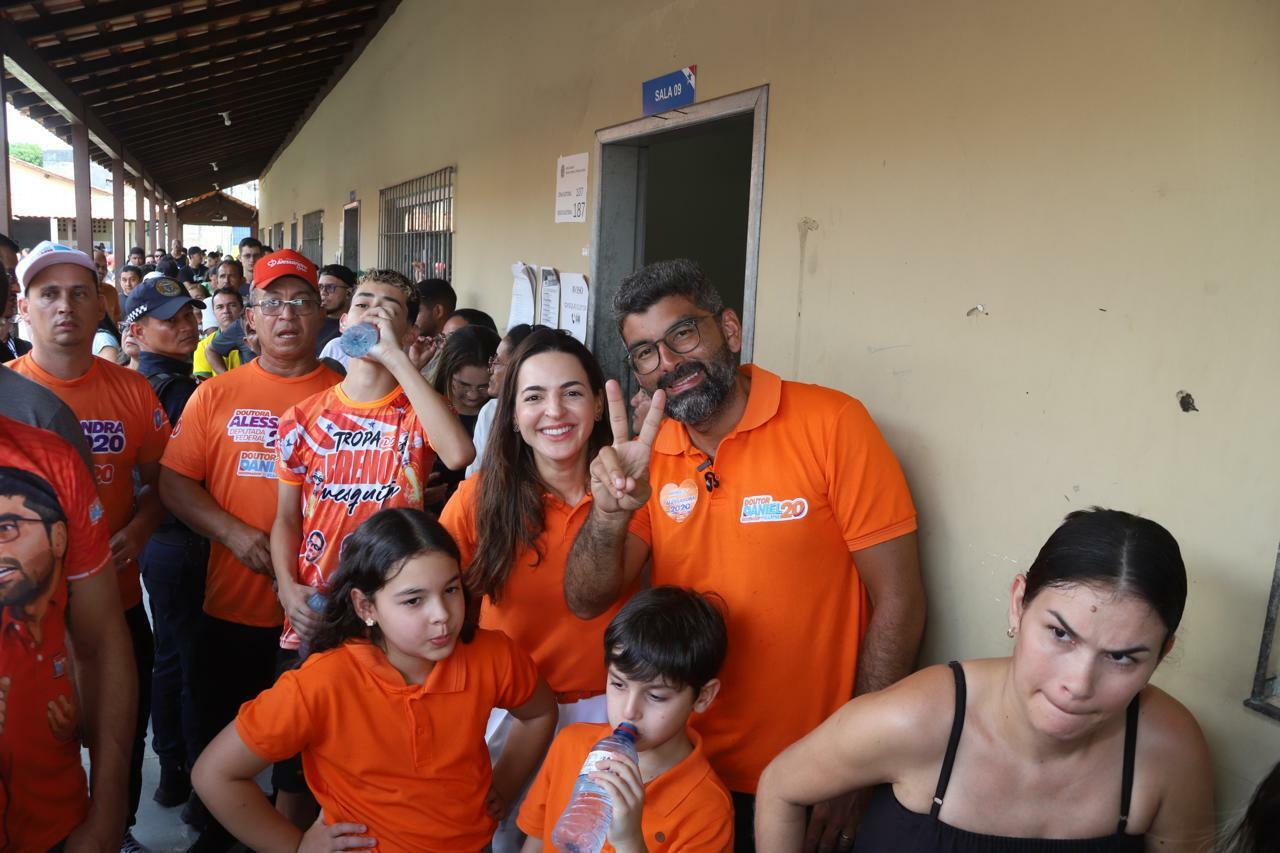 Dr. Daniel Santos, candidato ao Governo do Pará, vota acompanhado pela família