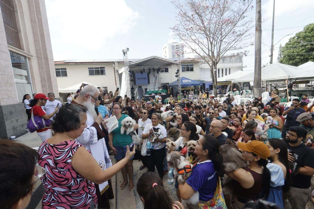 Bênção e desfile reúnem animais na Igreja dos Capuchinhos, em Belém