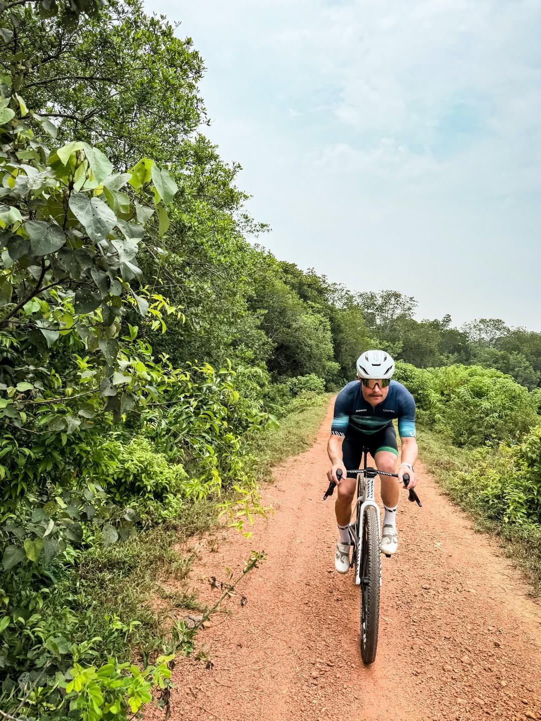 Piloto da F-1 rejeita avião e faz trajeto de 350 km entre corridas de bicicleta