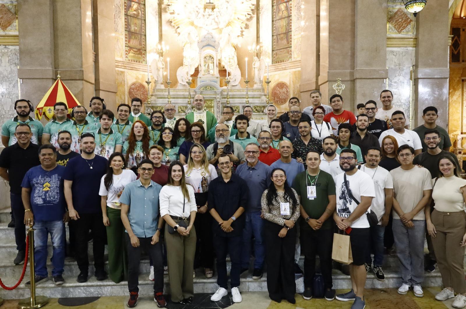 Profissionais que estiveram presentes na Missa de Envio dos Comunicadores, na noite desta segunda-feira (05/10), na Basílica Santuário. (Wagner Santana/O Liberal)